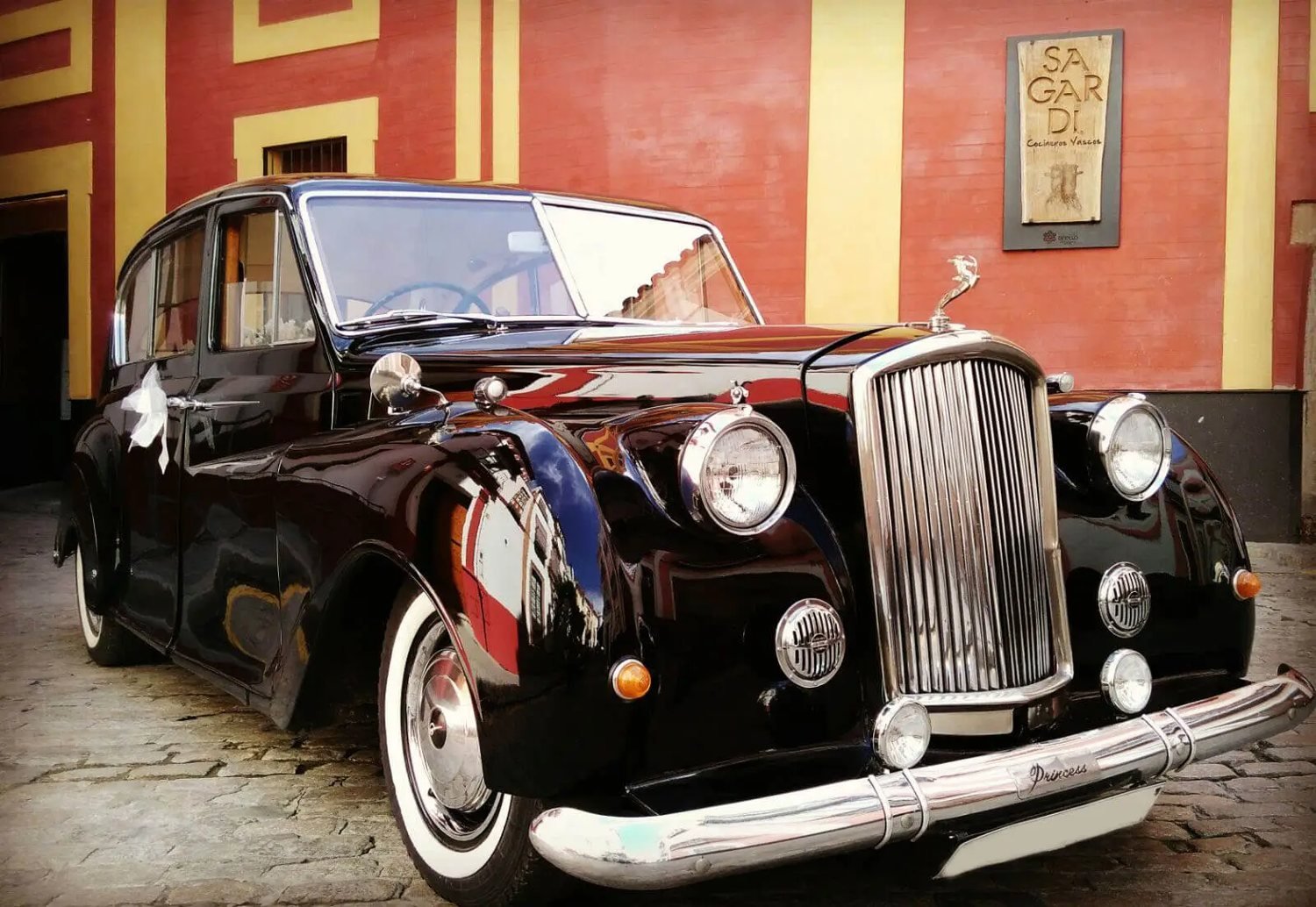 Coche de época para bodas — Legado Romano