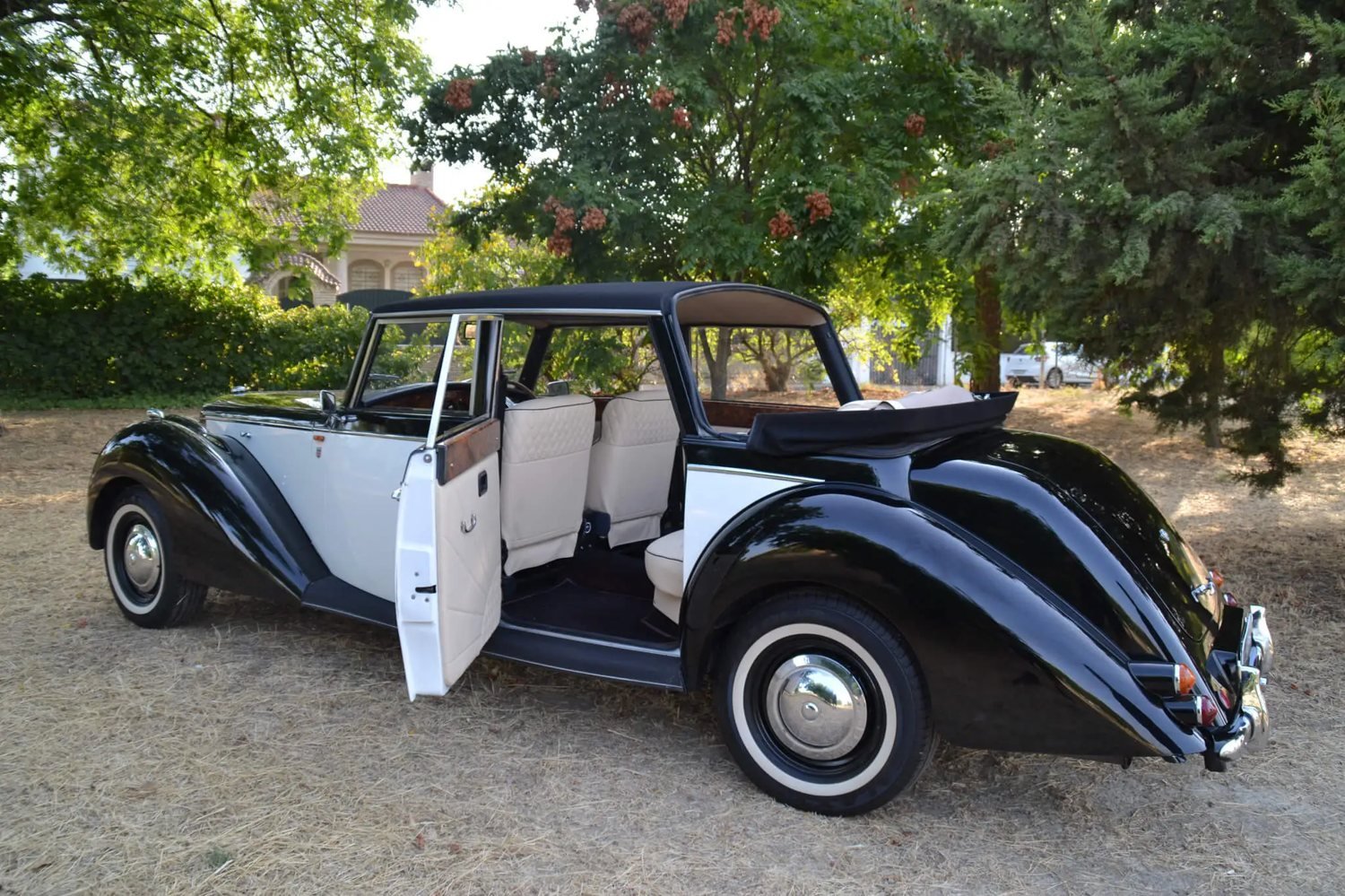 Coche de época para bodas — Legado Romano