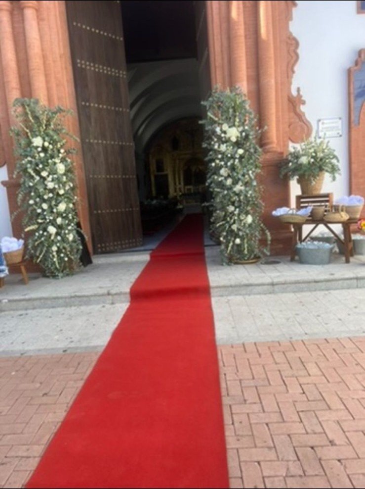 Arco floral en la entrada de la iglesia — Legado Romano