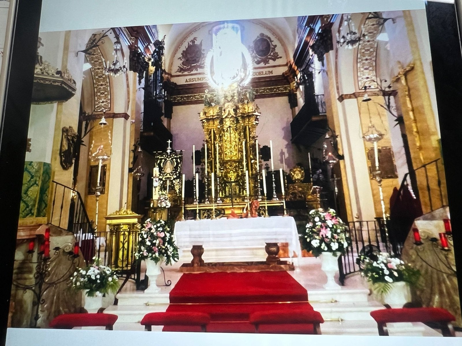 Ambientación de altar barroco decorado para boda — Legado Romano
