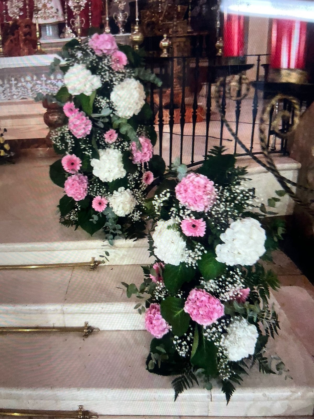 Arreglo floral en tonos rosa y blanco — Legado Romano