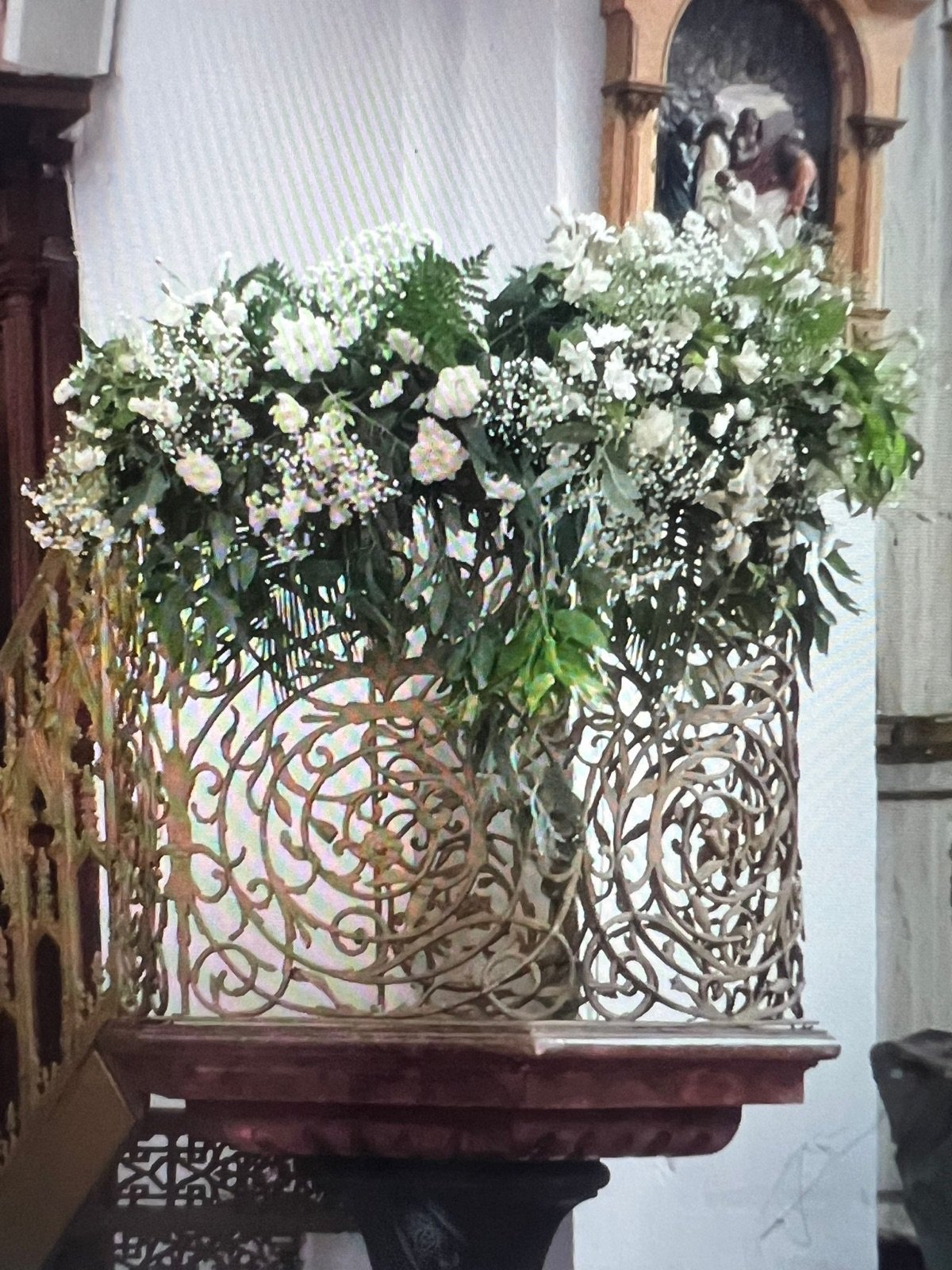 Composición floral de altar por nuestro proveedor — Legado Romano