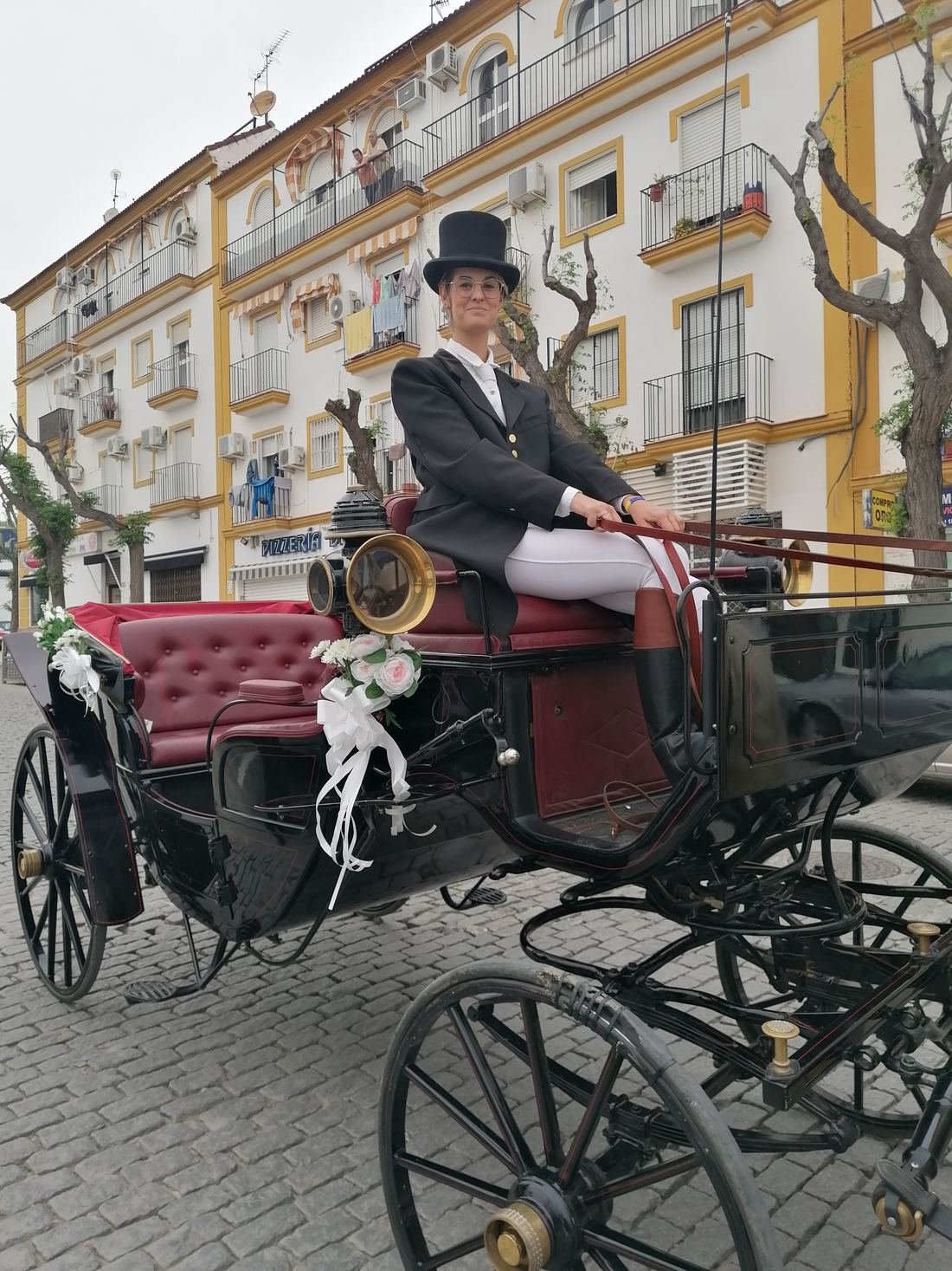 Boda real de Legado Romano — llegada en coche de caballos