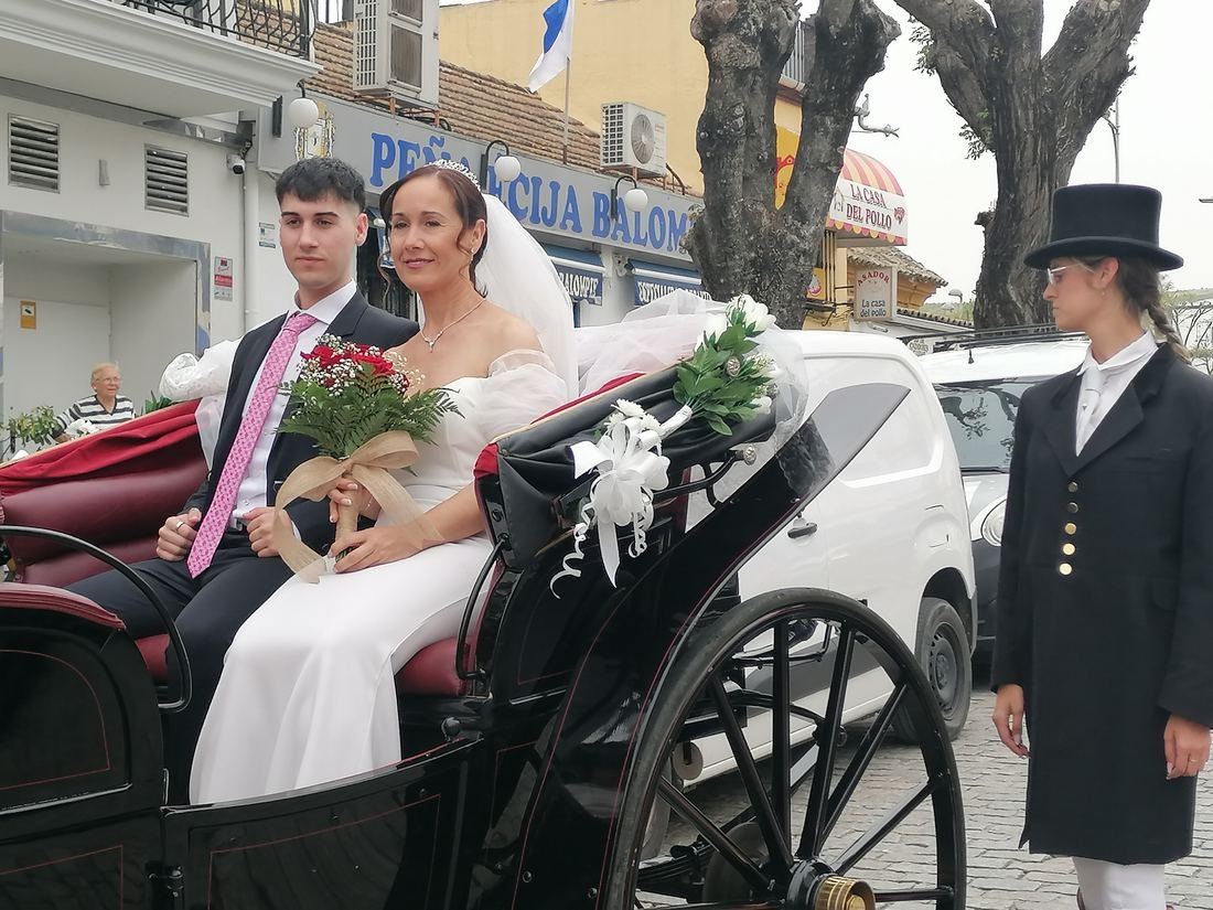 Boda real de Legado Romano — llegada en coche de caballos