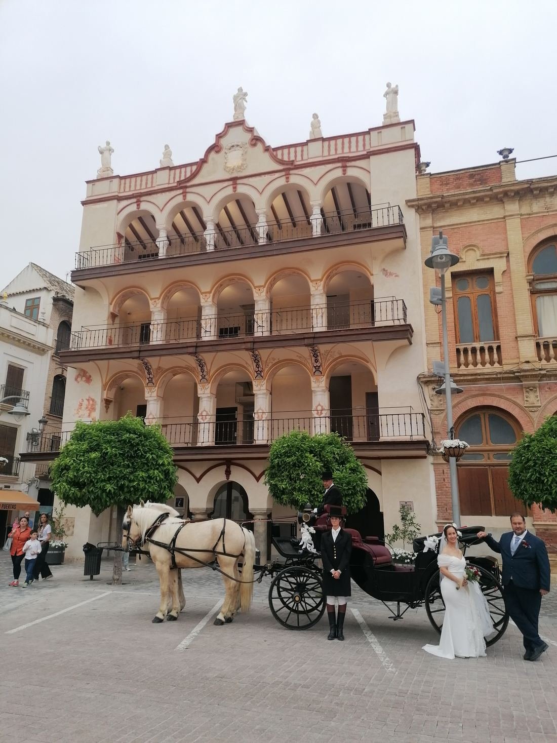 Ceremonia de boda en un templo barroco — Legado Romano