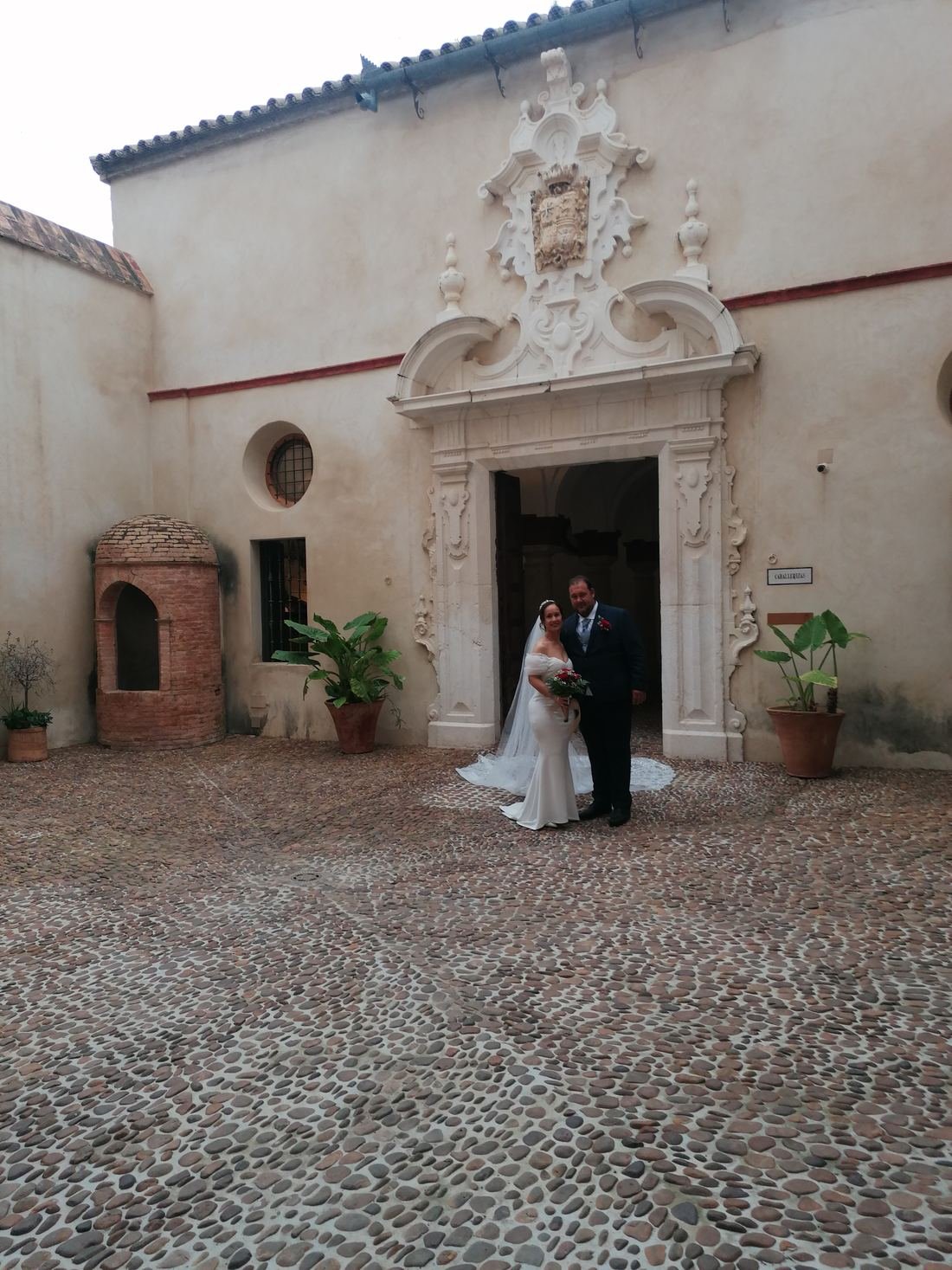 Novios en un patio andaluz con arcos
