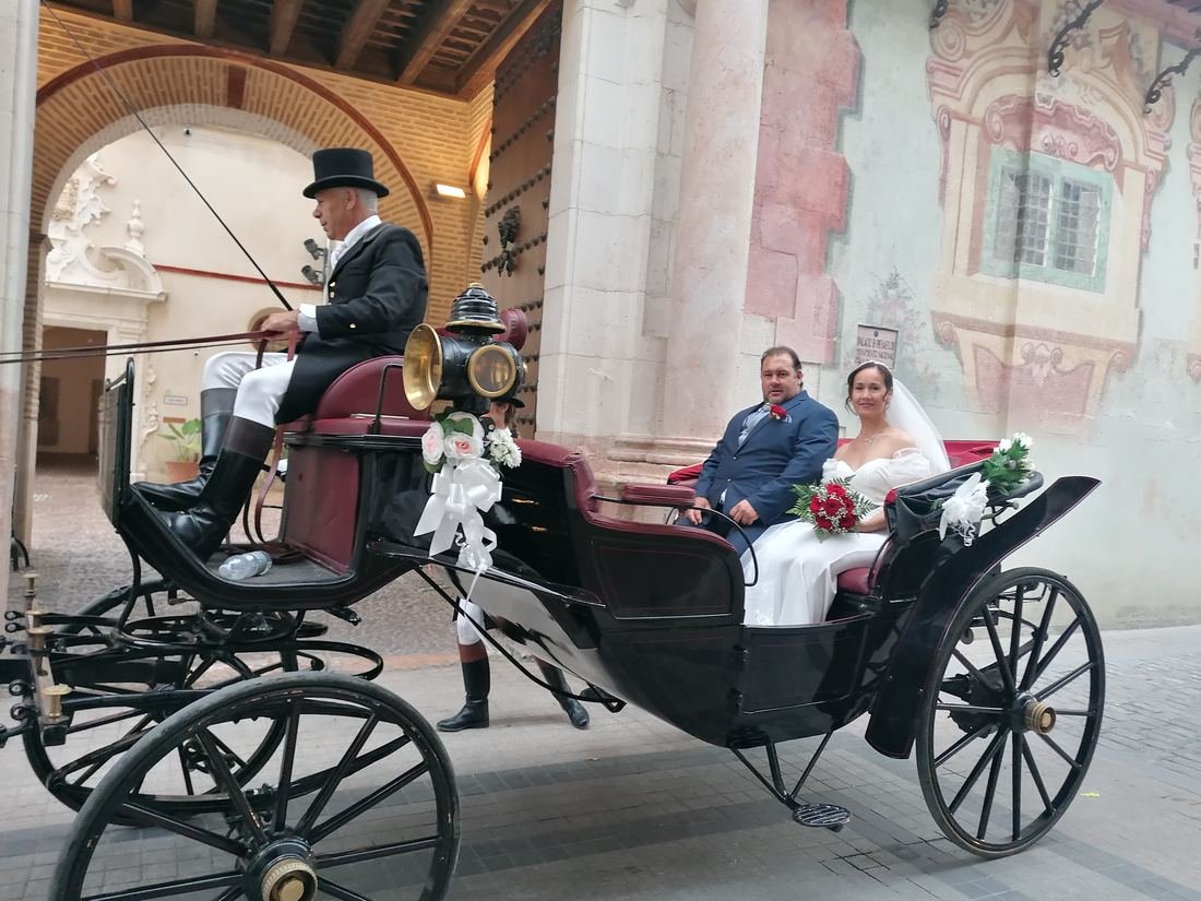 Boda real de Legado Romano — llegada en coche de caballos