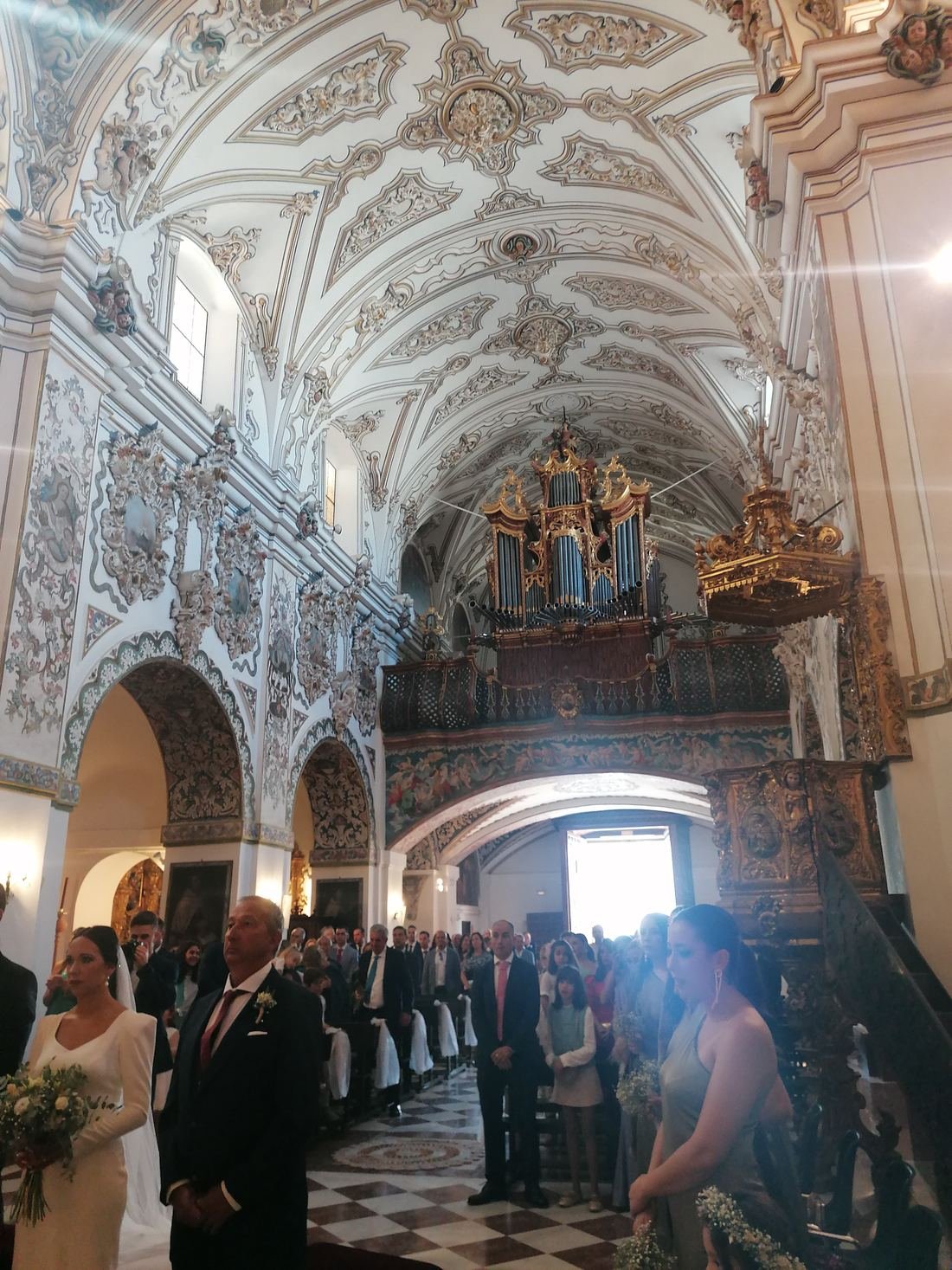 Ceremonia de boda en un templo barroco — Legado Romano