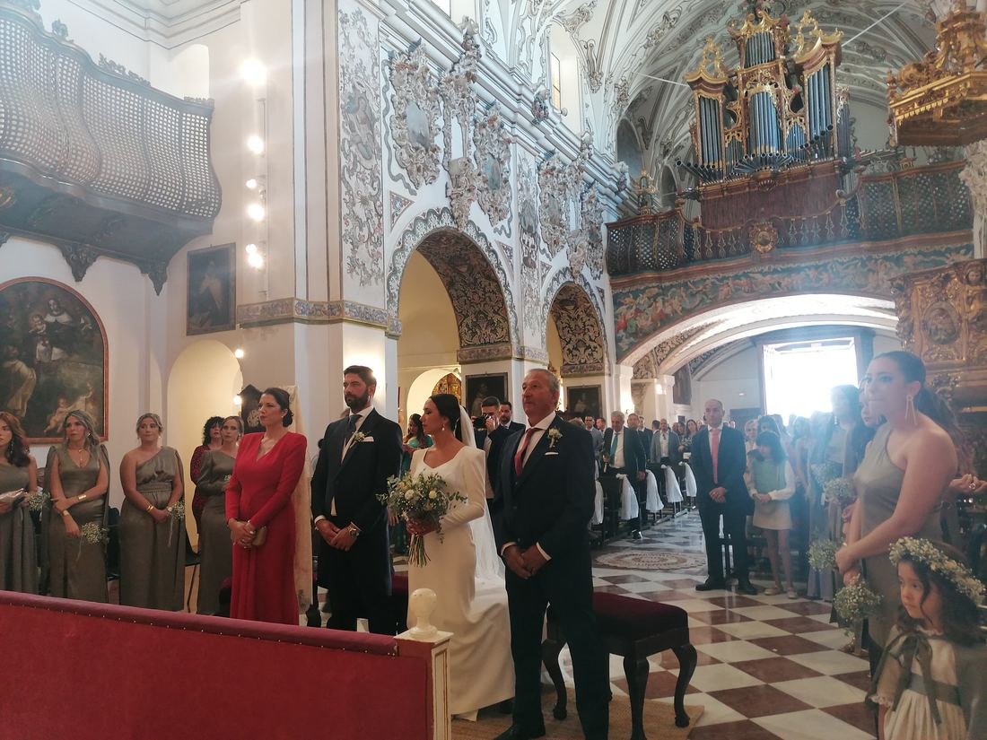 Ceremonia de boda en un templo barroco — Legado Romano