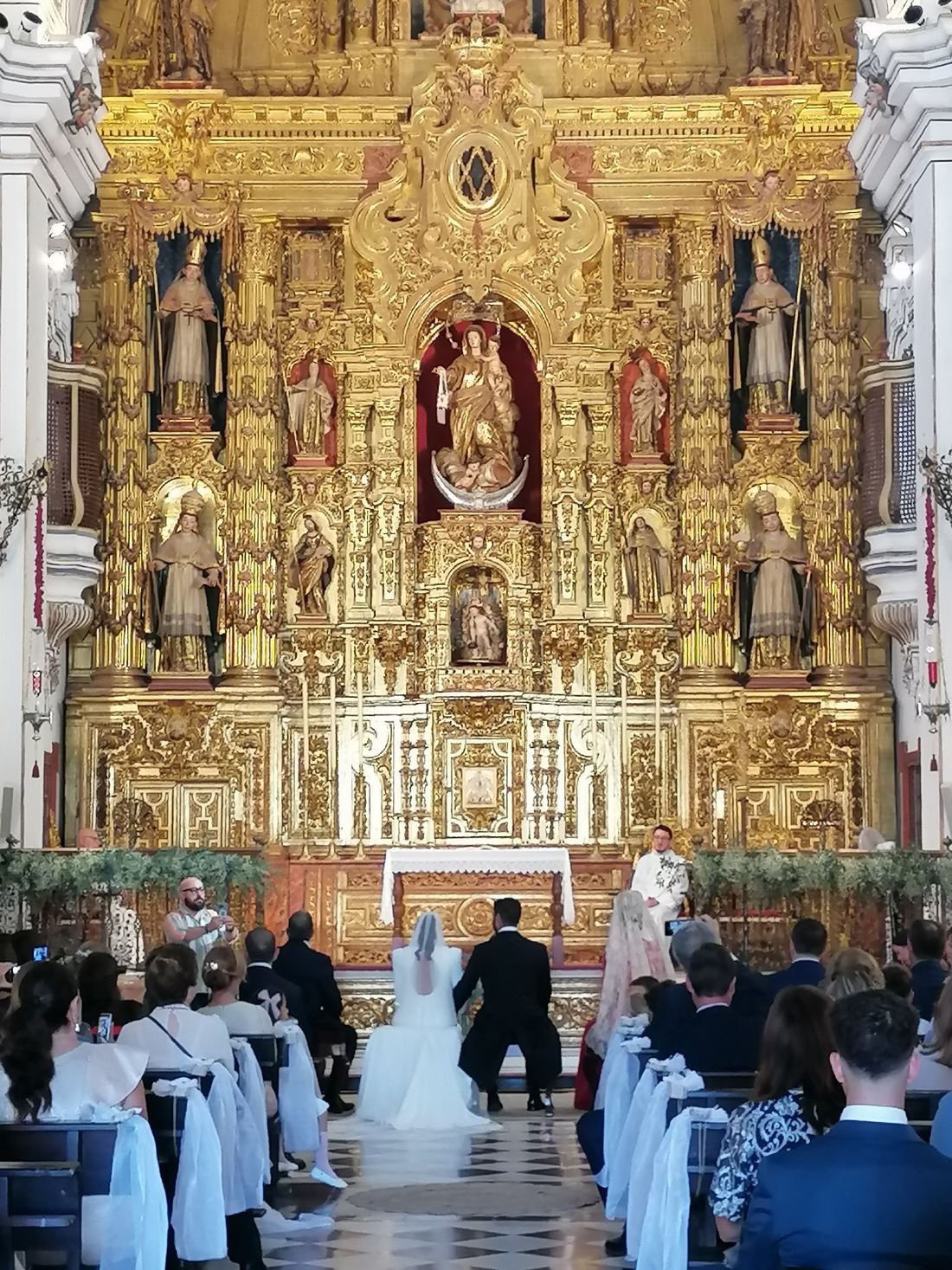 Ceremonia de boda en un templo barroco — Legado Romano