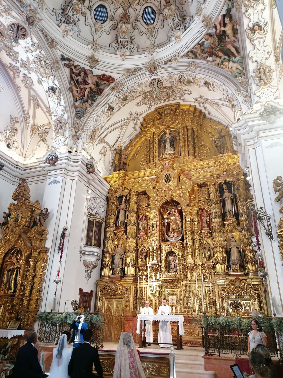 Ceremonia de boda en un templo barroco — Legado Romano