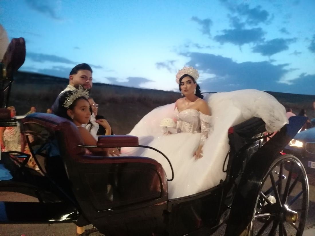 Boda real de Legado Romano — llegada en coche de caballos