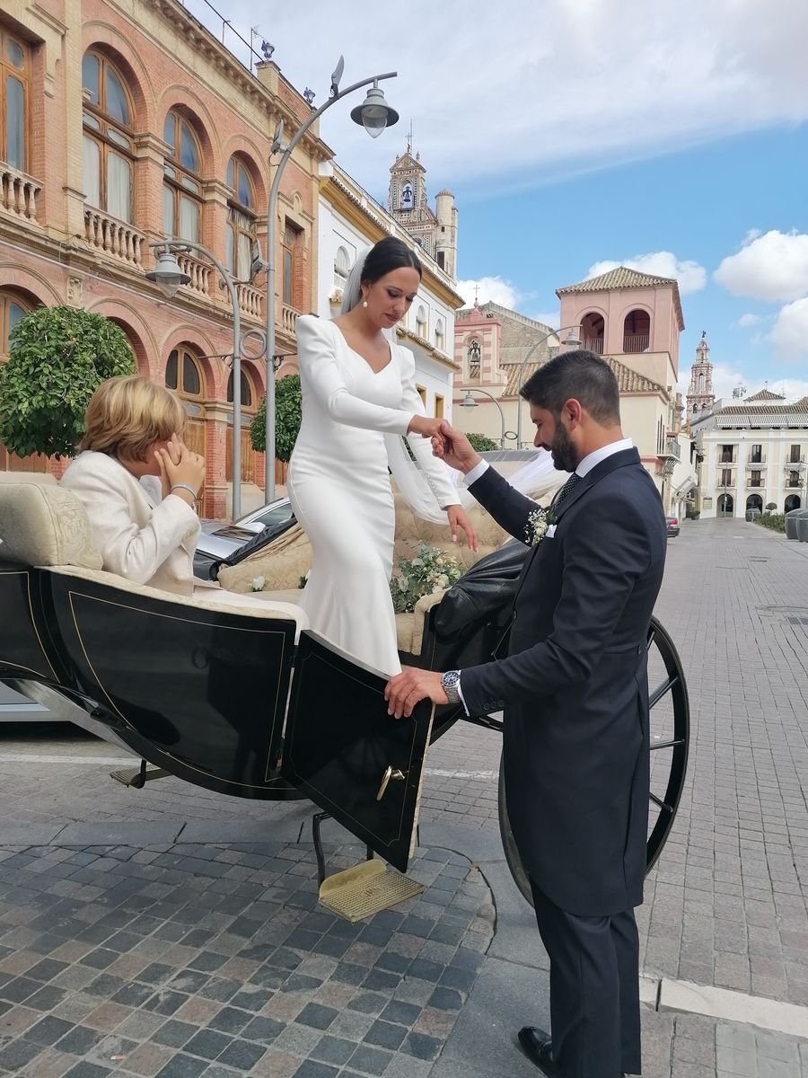 Novia subiendo al coche de caballos en Écija